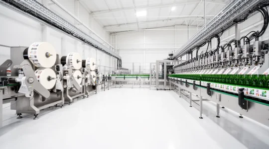 Vue d'ensemble d'une ligne de production moderne avec rouleaux d'étiquettes et système d'application automatisé