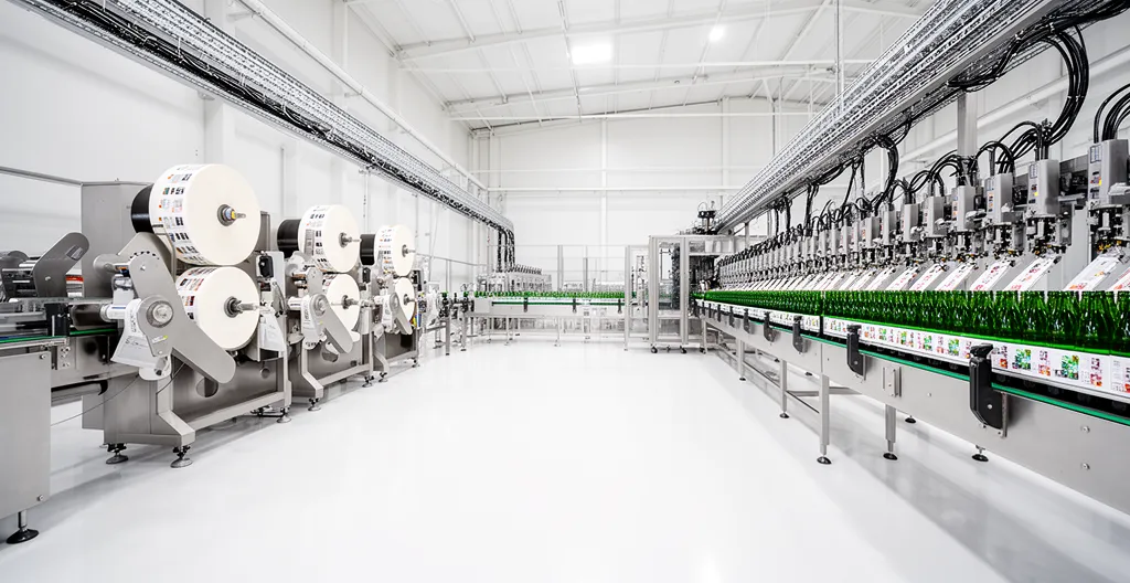 Vue d'ensemble d'une ligne de production moderne avec rouleaux d'étiquettes et système d'application automatisé