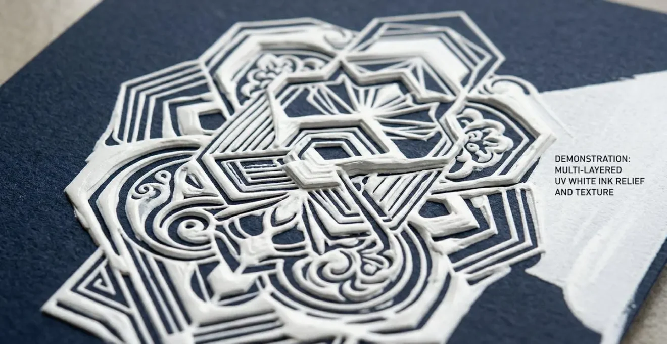 Démonstration des effets de relief et texture créés par l'encre blanche UV en multi-couches