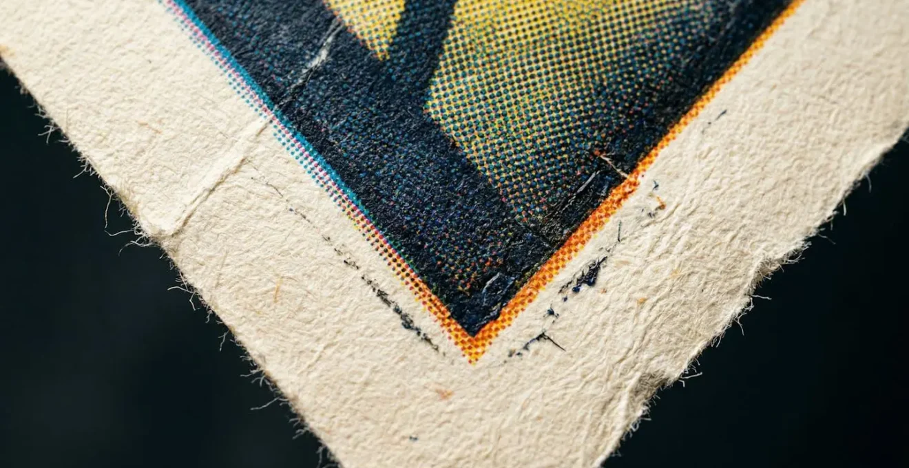 Gros plan sur un coin d'affiche montrant l'intégration harmonieuse d'éléments graphiques