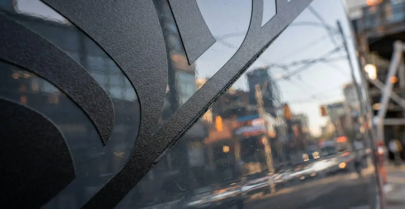 Mesure de la distance de lisibilité d'un lettrage sur véhicule en contexte urbain